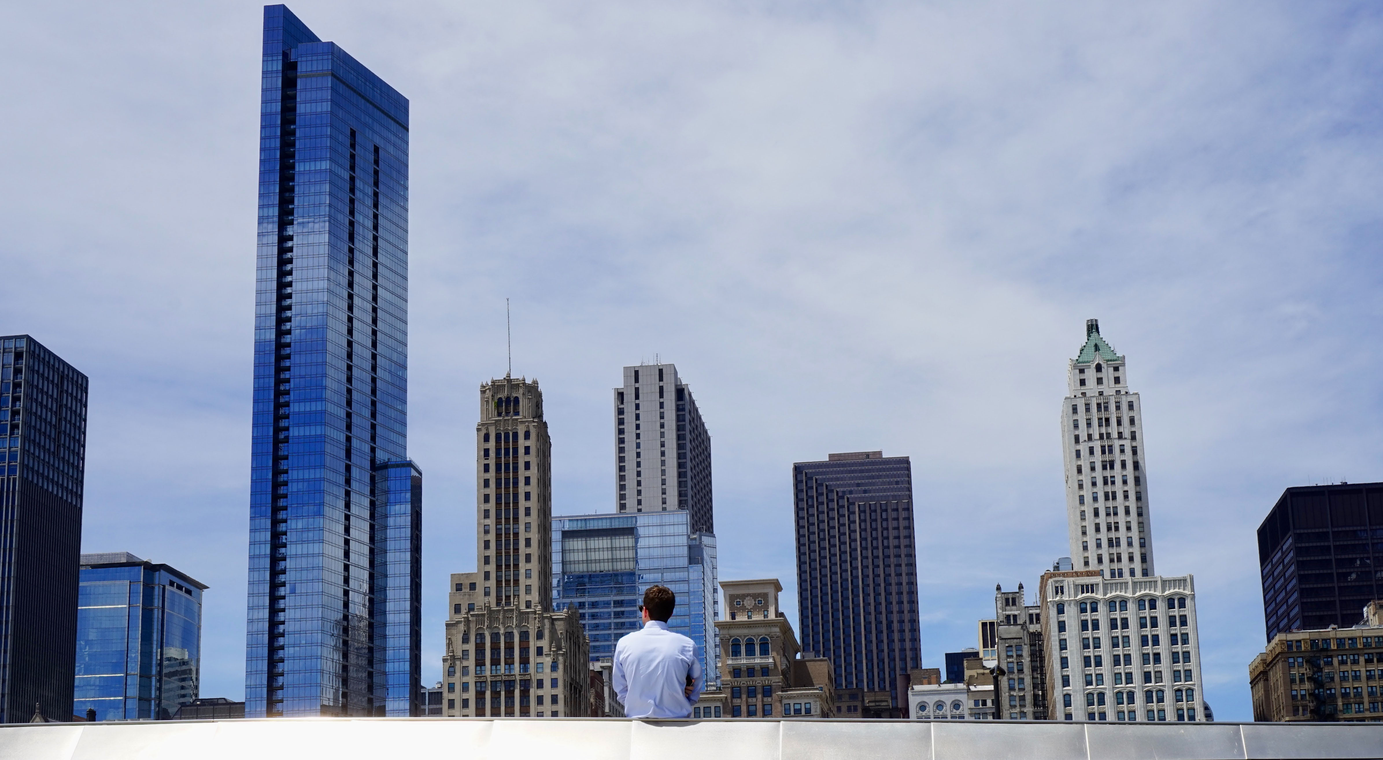 Coming In 2024 Illinois Will Require Most Employers To Provide Paid   Worker Looking At Chicago Skyline 